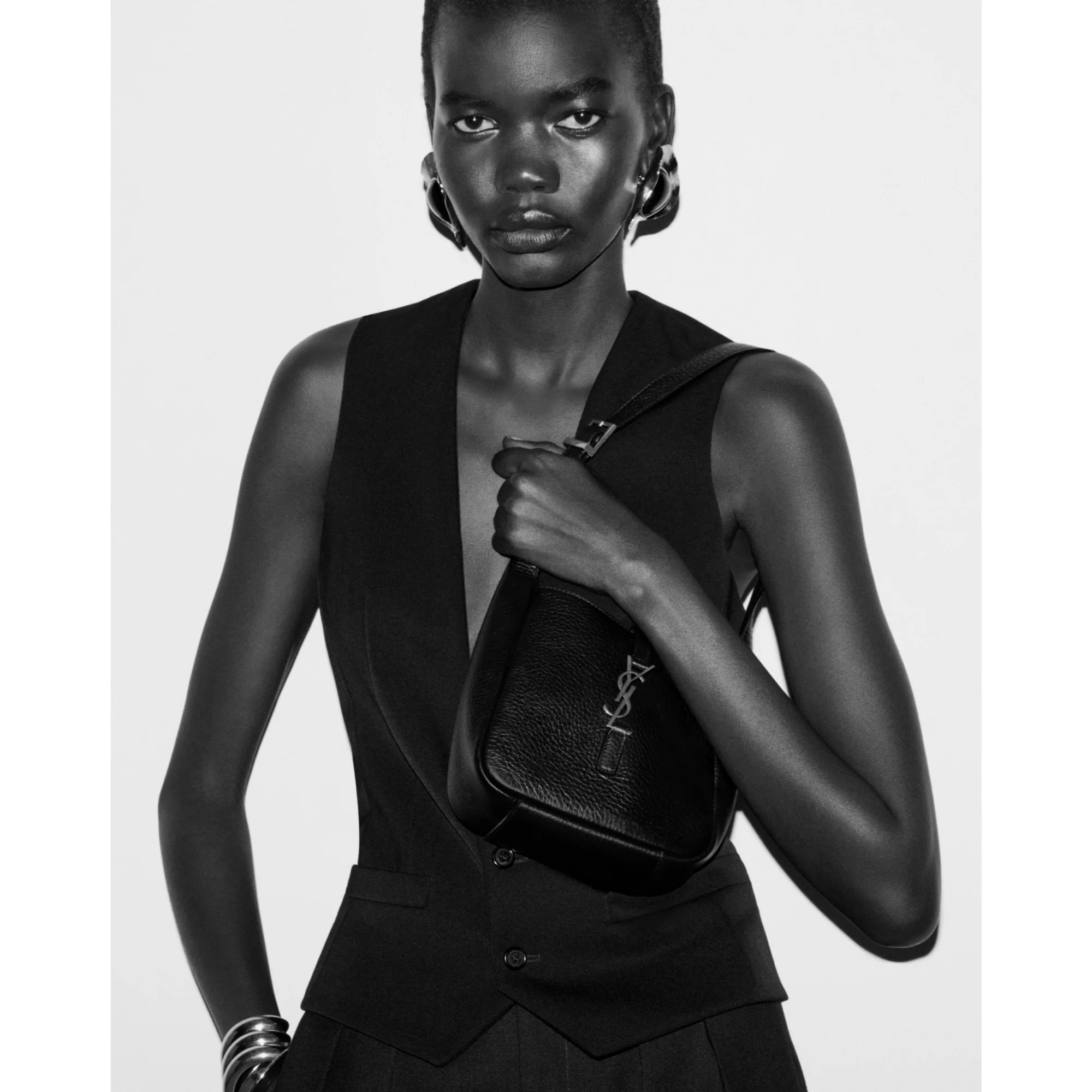 B Le 5 A 7 Supple Shoulder Bag - Nero - Image 8
